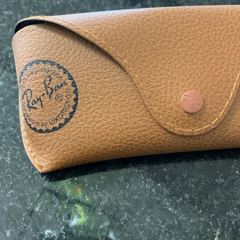 Ray-Ban sunglass case like new - Picture 3 of 3